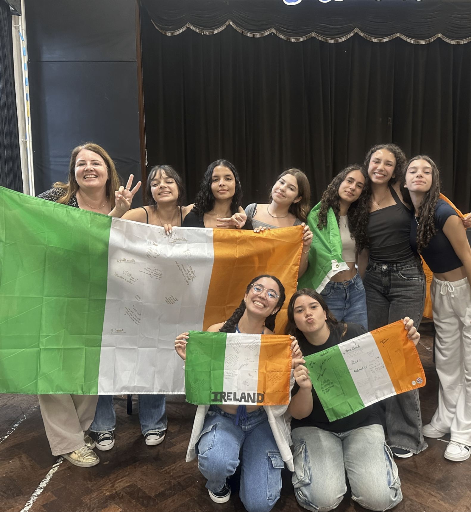Celebração com bandeiras da Irlanda